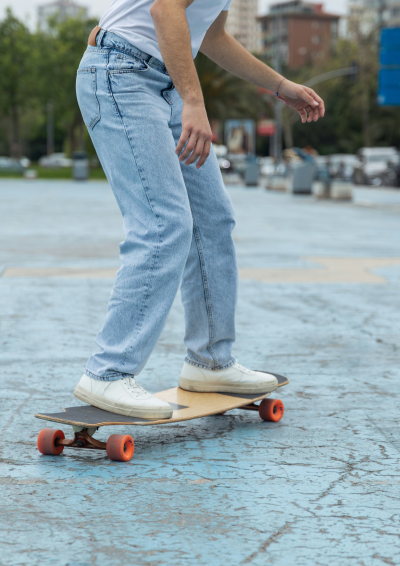 dreng på skatebord