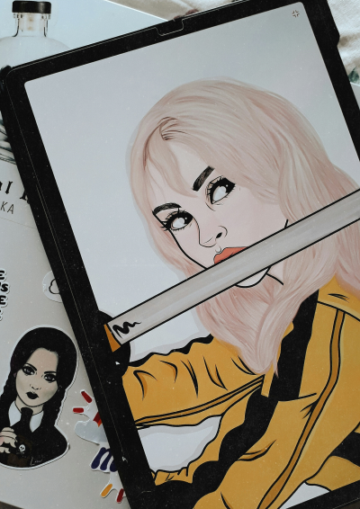 Manga illustration af Beartrix Kiddo fra Kill Bill filmen, på en tegnetablet