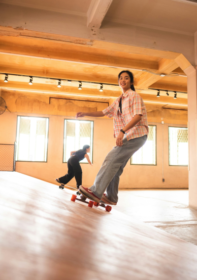 Skater der står på skateboard i en skatepark