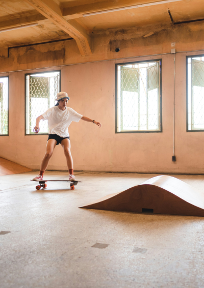 Skater der holdet balancen på et skateboard