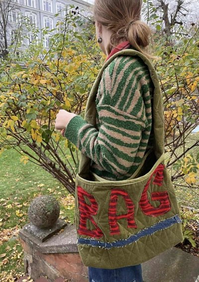 Pige med hjemmsyet taske