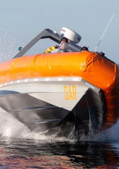 En speedbåd sejler hurtigt i havet