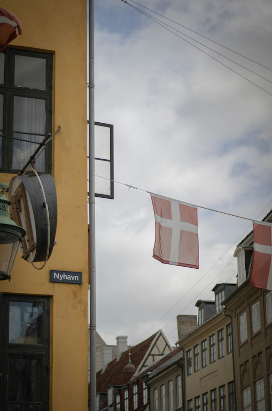 Flag der hænger over en gade i Nyhavn