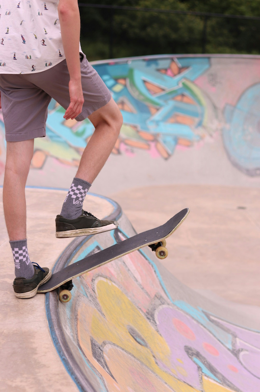 Skater det skal til at trille ned af rampen på hans skateboard
