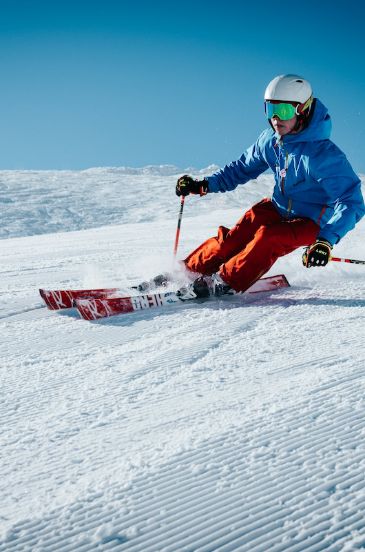 En person der står på ski