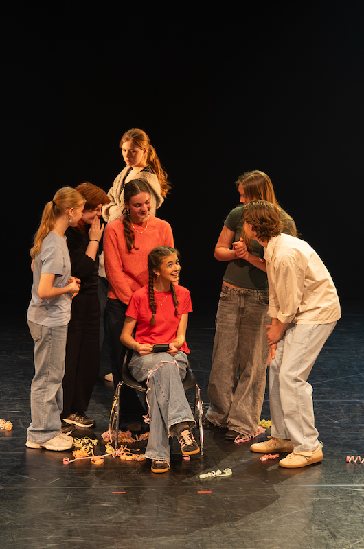Unge mennesker der spiller teater