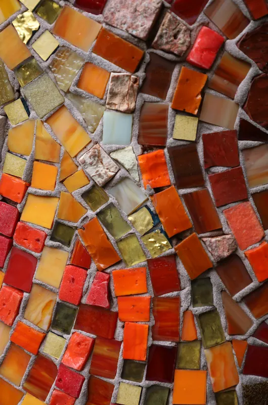 Mosaik i gule, orange og røde nuancer