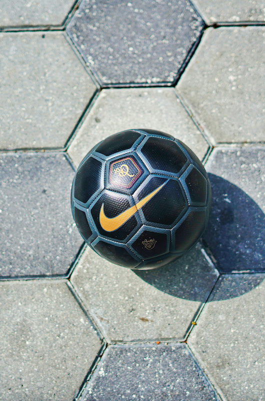 Fodbold på asfalt